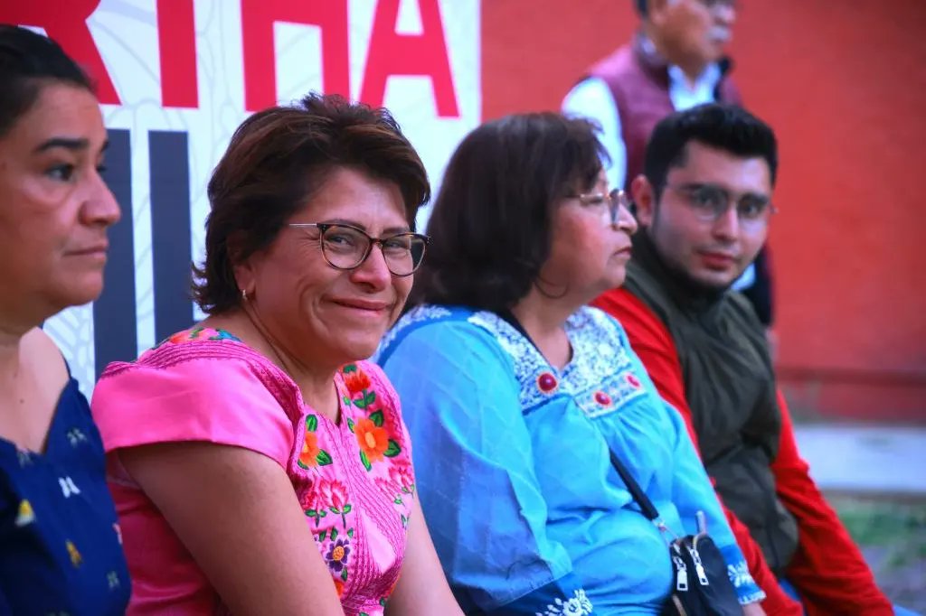 MarthaAvilaCDMX's tweet photo. En la colonia Paseos de Churubusco recordamos que
la auténtica política es profundamente humana en su esencia y, sobre todo, cuando se practica en bien de los demás y en especial de los pobres.
Sigamos esa ruta, sigamos haciendo historia y transformando Iztapalapa.
#MARTHAAVILA 🦋
#sigamostransformandoiztapalapa ♥️🌸
#terindocuentas ✍️
#4T 
#Morena