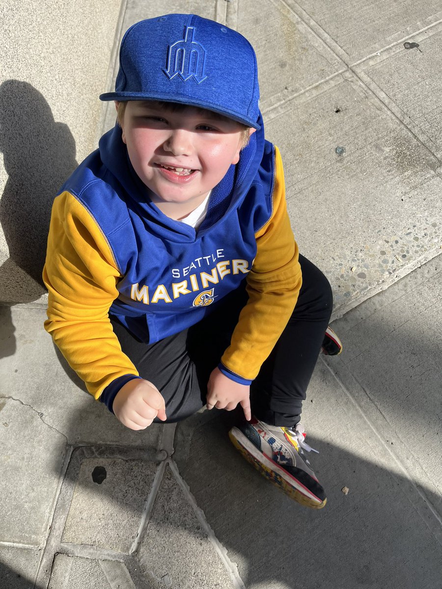 Oliversmama2016's tweet photo. Waiting outside for the game to start! Opening weekend!!!!! ⚾️⚾️🧢 @Mariners #WHEREiROOT https://t.co/HCHW76WRZ2
