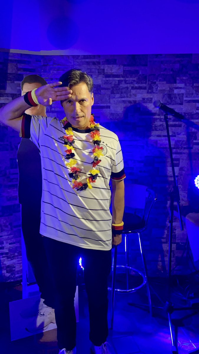 exoticfilippina's tweet photo. You rock…!🎉🎤🎶🎊 @iamNathanMoore 
#privateshow #worldsapart https://t.co/shErzqBbVb