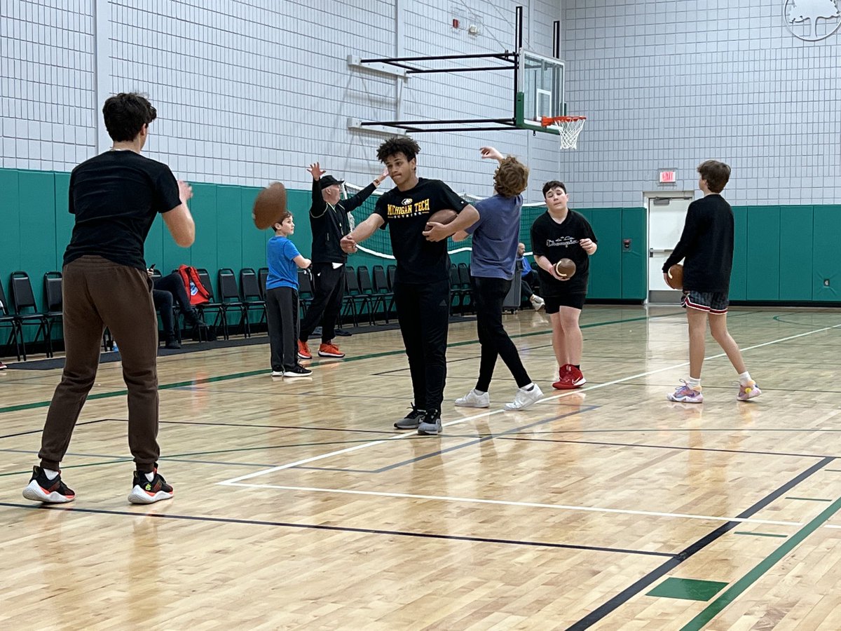 youngslingersQB's tweet photo. Great work tonight QBs! https://t.co/a9CV2TTOvb