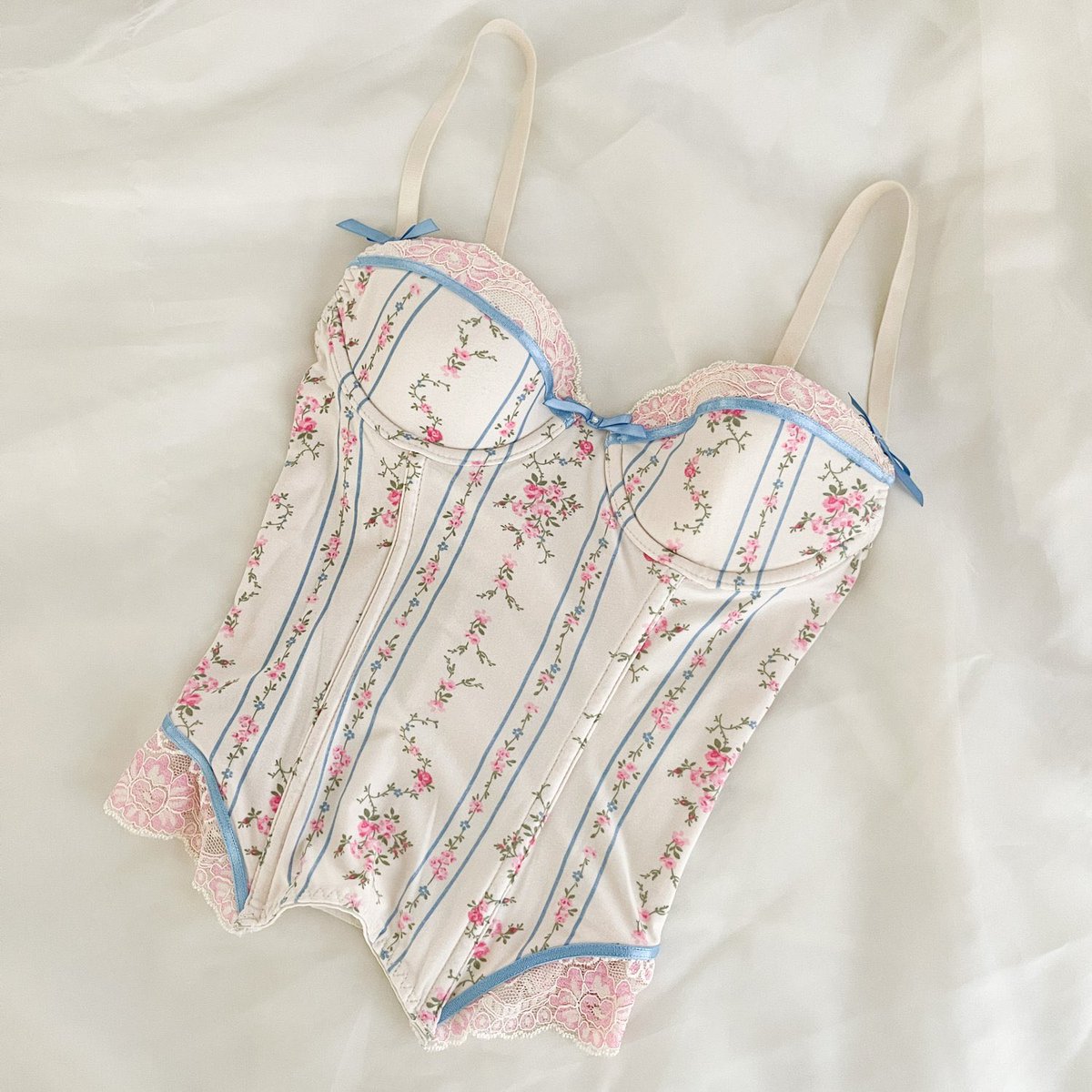 Blair Waldorf’s corset in Season 1, Episode 2 of Gossip Girl