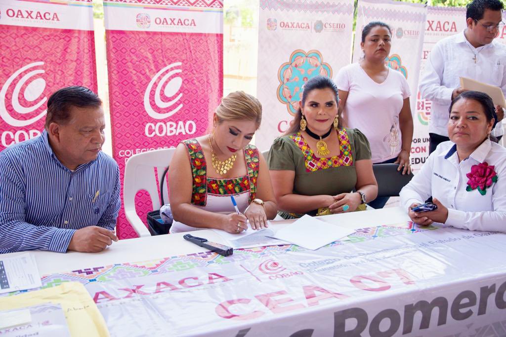 doctoravero's tweet photo. Celebro la apuesta de las autoridades municipales por la educación, como herramienta imprescindible de desarrollo. Firmé con el Munícipe del #BarrioLaSoledad, Roque Ruiz, convenio para que a través del CEA de Matías Romero, sus ciudadanos se inscriban y culminen el bachillerato. https://t.co/wAc1H20lqA
