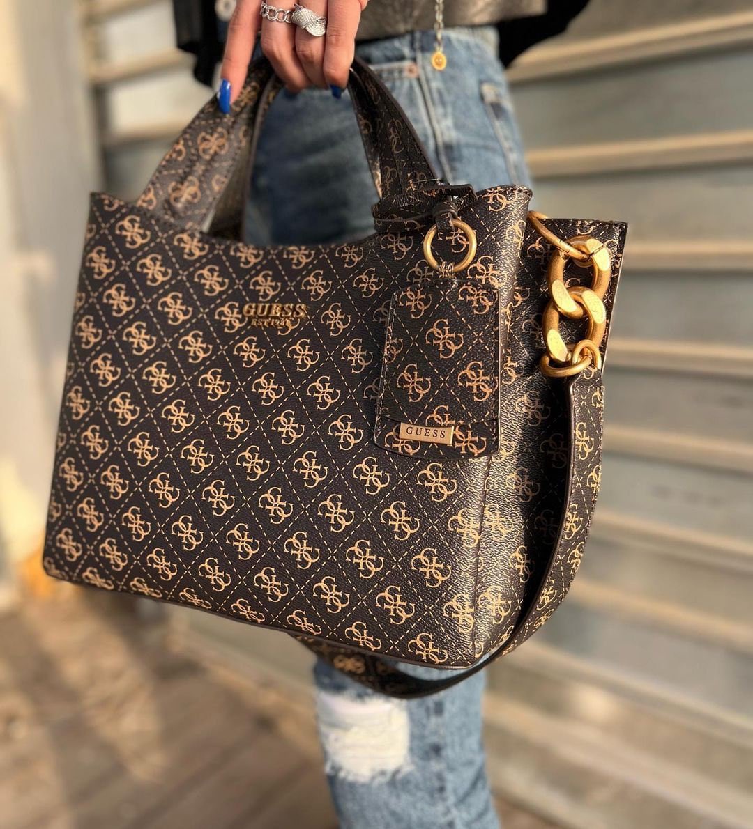 ahmadcheapby's tweet image. Excited to share this item from my #etsy shop: Women’s luxury bag, hand bag, shoulder bag, crossbody bag brown and gold bag, gift #tophandle #blackvikkytotebag #guesshandbag #vikkyhandbag #guessvikkytote #handbagshoulderbag #handbag #guess
#fashion etsy.me/3G8KEEe