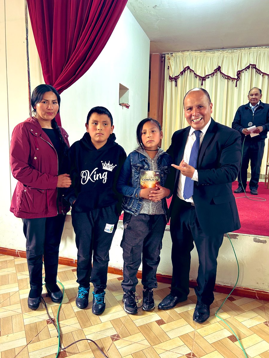 saul_punto's tweet photo. Compartir un libro 📕 #ElGranConflicto es de maravillosas bendiciones para uno mimo y para miles que aún no conocen de Jesús. Este maravilloso libro responderá las grandes incógnitas de la humanidad  y traerá paz a sus vidas. #ImpactoEsperanza #PerúSíLee
#MPS 
#leonesdelsur https://t.co/SuCjeYj8Kh