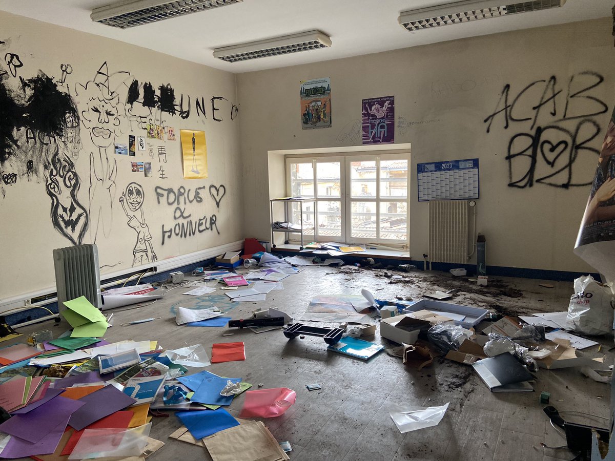 DubiefMarc's tweet photo. Les émeutiers d'extrême gauche qui ont occupé 10 jours durant avec la bienveillance tacite de l'administration l'université de Bordeaux sont sortis libres. 
Coût 1M€ pour le contribuable.
Je n'ai pas l'intention de payer à leur place. Et vous ?
Qui saccage paie ! https://t.co/fqo6tshr6r