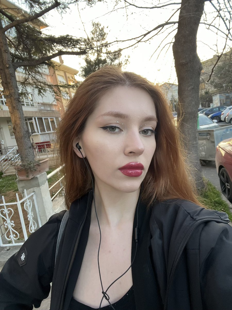 SELINPROKU's tweet photo. Ben ve sevdiğim çizimlerimden biri sklddld art vs artist vol 2 oldu https://t.co/0MvBCiEYom