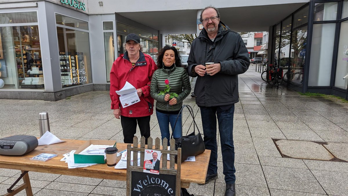 Verteilaktion in Saarlouis: Manifest für den Frieden.