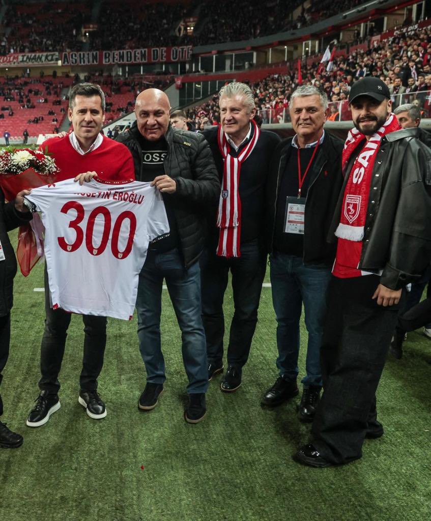 "Herkes zirveye çıkabilir önemli olan insanların oraya nasıl geldiğidir..." Bu akşam, bizi zirveye çıkaran en önemli özelliğimizi gösterdik: Takım olmak... Bravo çocuklar. Ama daha işimiz bitmedi. Devam... #samsunspor #robertyükselyıldırım #taraftar #bizeşampiyonlukyakışır ❤️🤍