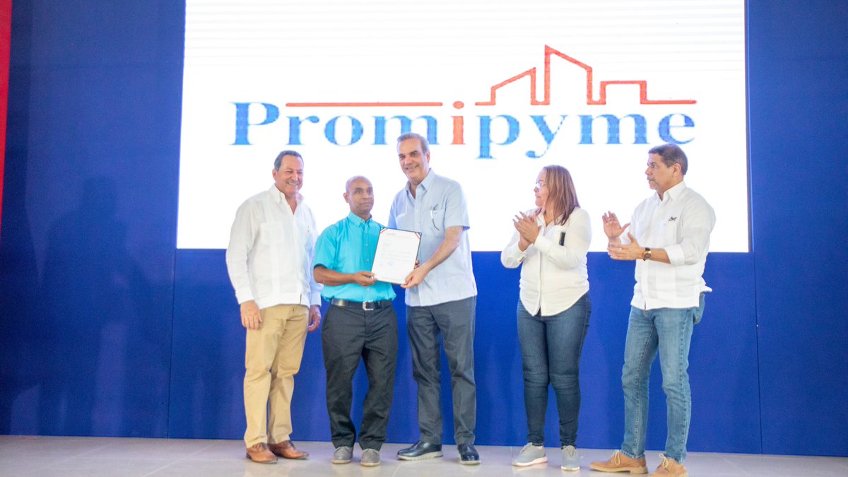 Las MiPyMEs son clave en la economía de República Dominicana y nuestro Gobierno está comprometido con su crecimiento. Nos enorgullece haber entregado más de RD 67 millones a pequeños y medianos empresarios en San Juan de la Maguana, con un 61 % de préstamos otorgados a mujeres.