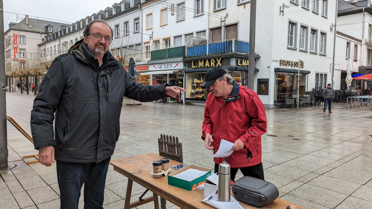 Verteilaktion in Saarlouis: Manifest für den Frieden.