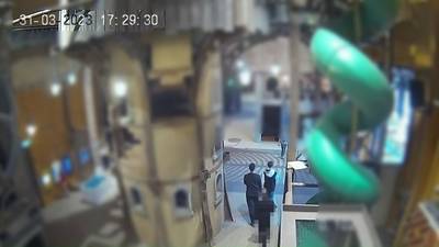 Jongeren snijden valnetten door in Intratuin Duiven: ‘Veiligheid van kinderen in gevaar gebracht’ gelderlander.nl/duiven/jongere…