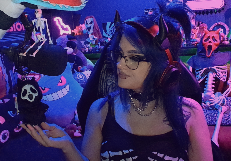 shelBOOtv's tweet image. 💜I'M LIVE ON TWITCH💜
Playing Dead By Daylight for the first time in 3 weeks~
I'm gonna be rusty, but i got a new little buddy on my mic!