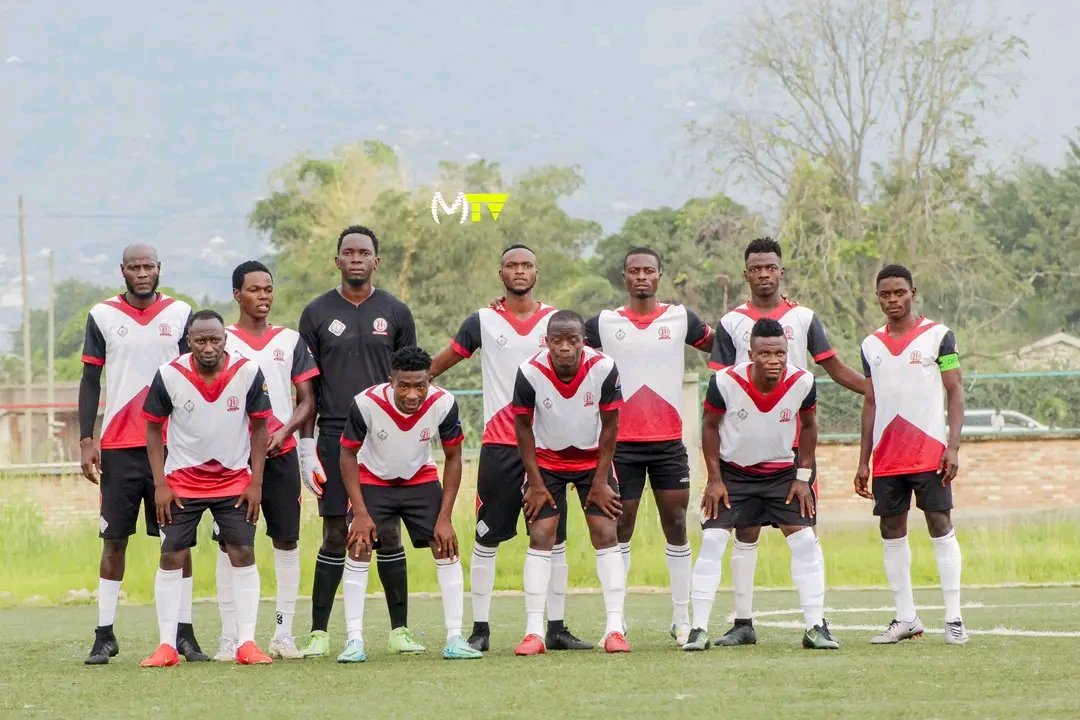 MagazineJimbere's tweet photo. ⚽ @KayanzaU, équipe de la #PrimusLigue a été éliminée ce 01/04/2023 par #GarageExpress, club de la 2ème division, aux tirs aux buts (4-2) en #CoupeduPrésident2023 dans la phase des 16è de finale
2️⃣ Le score était de 2-2 à la fin du temps réglementaire
📸 Mishe Mishe
#Burundi https://t.co/aGcPJHweA9