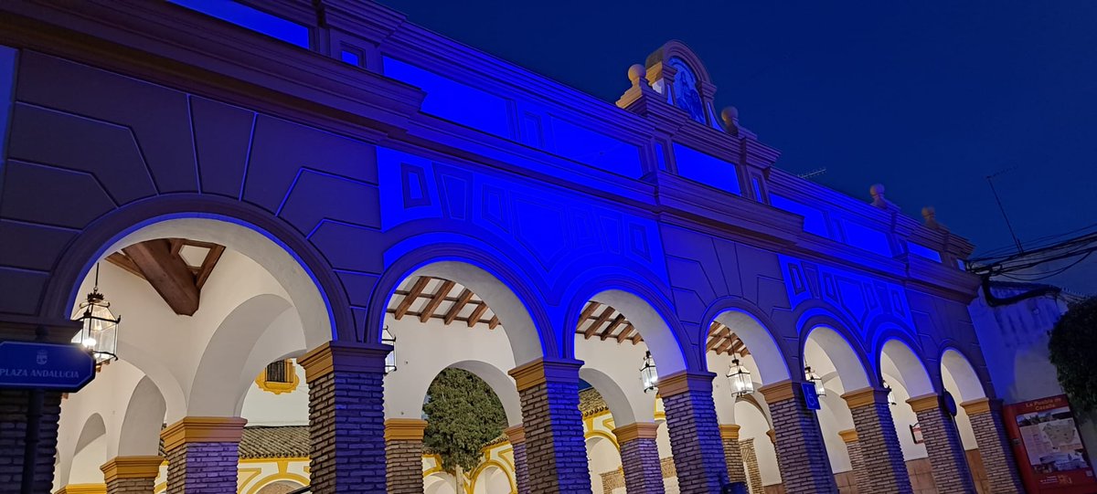 La Plaza de Andalucía en @la_puebla se #IluminadeAzul con motivo del #DiaMundialdelAutismo #LIUB 
como apoyo y solidaridad a las personas con trastorno del Espectro Autista y sus familias.