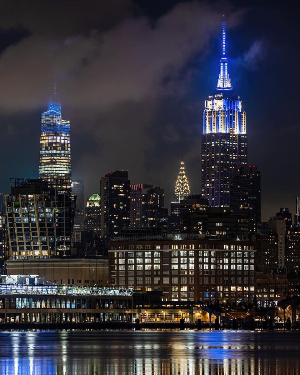 EmpireStateBldg's tweet image. Pinstripe pride for the @Yankees home opening weekend. #ESBright 
 
📷: _nazlizeynepn/IG