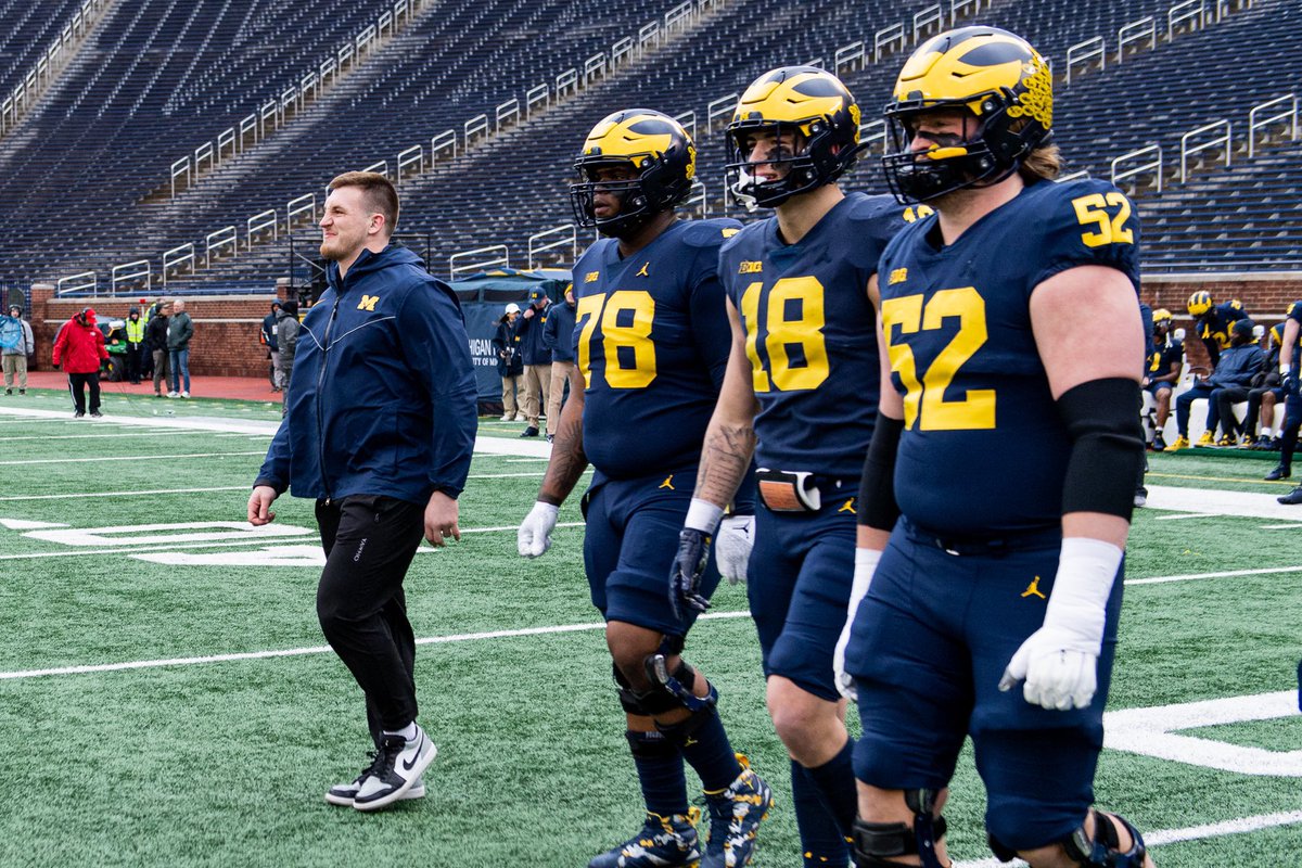 Our guy @Parris58 is the honorary captain at today’s Spring Game. 🏈 #GoBlue @UMichFootball 🤝 @umichwrestling