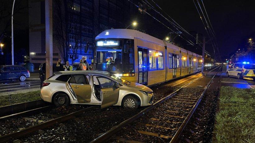 BM_Polizei's tweet photo. In unserem Blaulicht-Blog finden Sie die aktuellen Meldungen von Polizei und Feuerwehr aus Berlin und Brandenburg vom 1. April 2023. https://t.co/8dlyaOb8qF https://t.co/MgBKVGXvmY