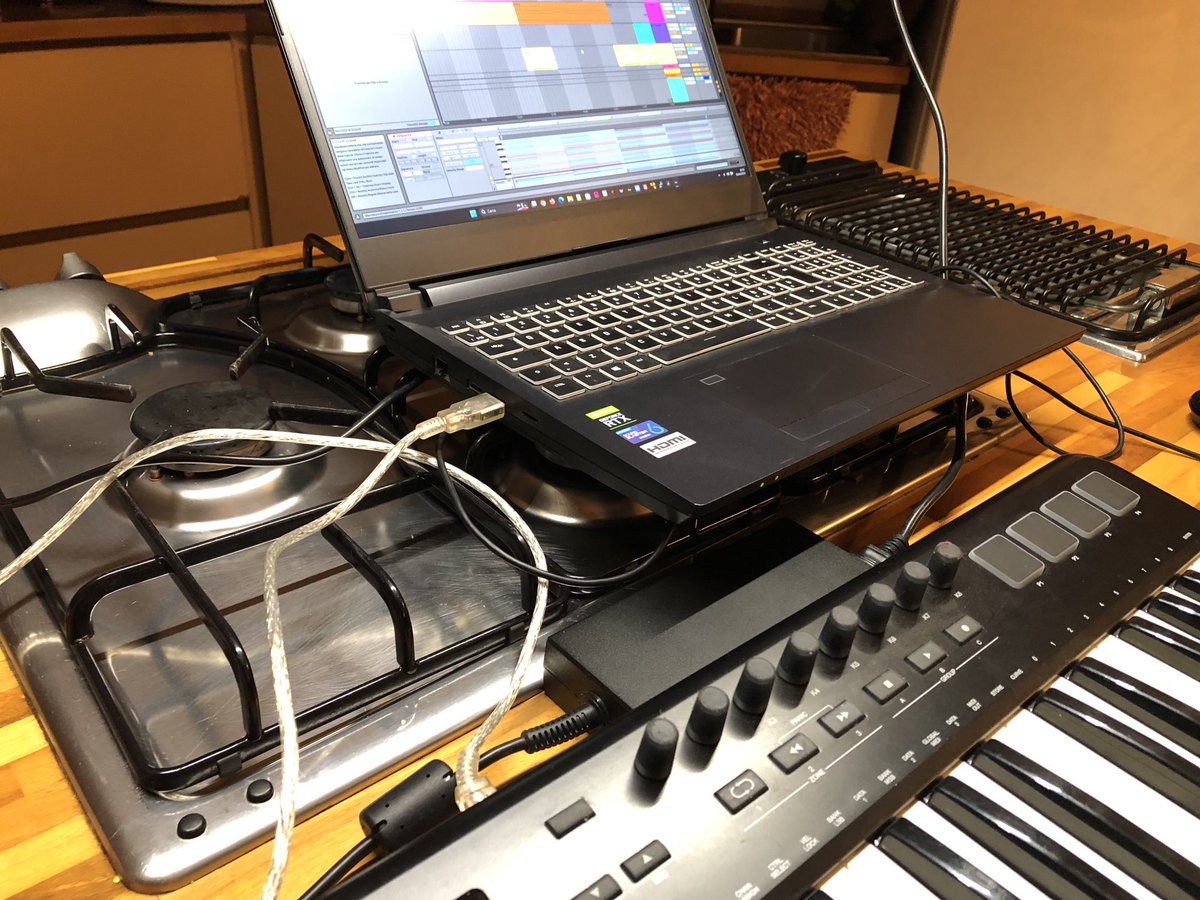 alexsposato's tweet photo. House Music si sì troppo facile😊 ma specifichiamo meglio in quale parte della casa😅#kitchenMusic 😂o meglio #stoveMusic 🤣🤣#musicproduction #inDaHouse buon #saturdaynight ✨🌟⭐️ https://t.co/DbQWr8vMl4