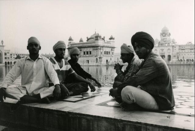 RamblingSingh's tweet photo. Sri Harmandir Sahib, Amritsar, Punjab. Circa 1990s. https://t.co/B7hXSXQXSM