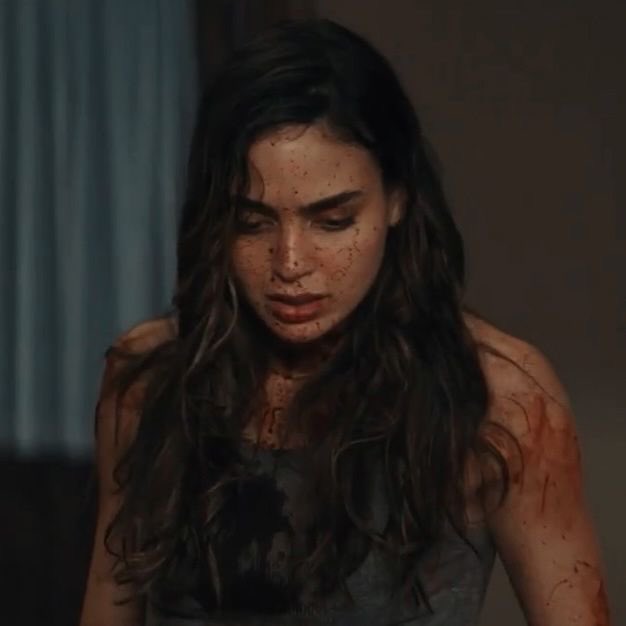 karlitchas's tweet photo. maior furo de roteiro de scream é eles quererem que a gente acredite que o fracassado do richie conquistou essas duas https://t.co/qHSvtCqHPY