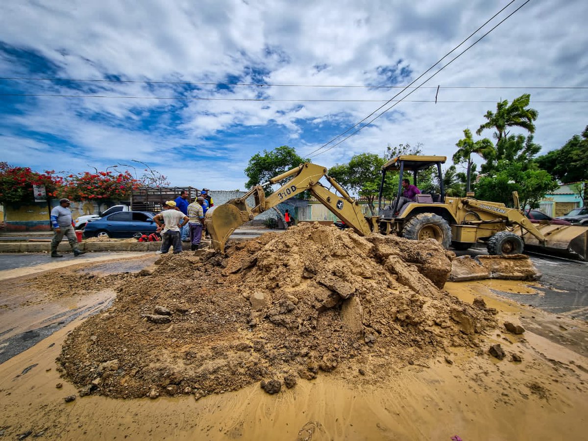 Gobernación de Sucre, la <a href="/AlcaldiaCNA/">Alcaldía de Cumaná</a> e <a href="/hidrocaribe/">Hidrocaribe</a>, este #1Abr se realiza reparación de fuga de agua potable en la tubería de 42" del alimentador principal Cumaná, en el sector Sabilar #SucreEnLealtadConMaduro #ConMaduroMásRevolución