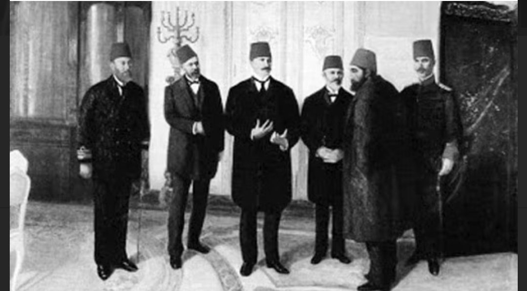 Tarih tekerrür mü ediyor!

Analiz;

100 yıl önce Osmanlı'yı bitirmek için Abdülhamit'e karşı; ateistler'den din alimlerine, Milliyetçilerden Ermeni-Rum çetelere, Masonlardan Tarikat şeyhlerine kadar geniş bir ittifak kurulmuştu. 

Abdülhamit gitsin de ne olursa olsun diyorlardı.