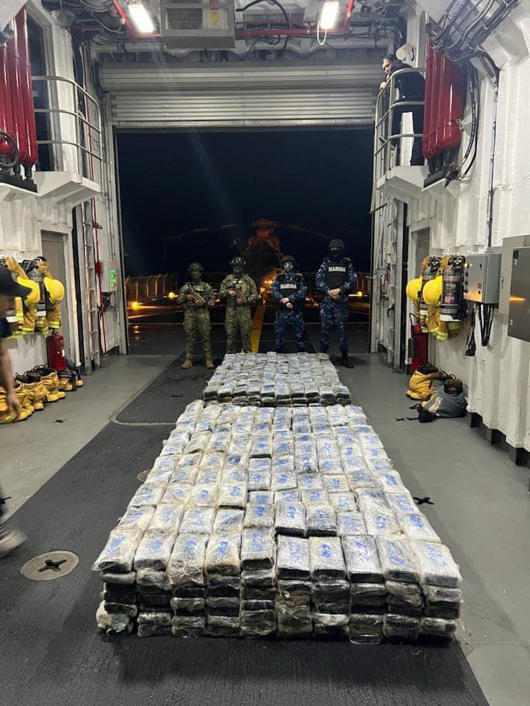 🔴Es decomisado en Lázaro Cárdenas, Michoacan un cargamento de Mil 400 kilos de Cocaína‼️

Este decomiso está valuado en más de 1300 millones de pesos.
La Armada de México, en funciones de guardia costera, informó logró el aseguramiento de 33 bultos de presunta cocaína.