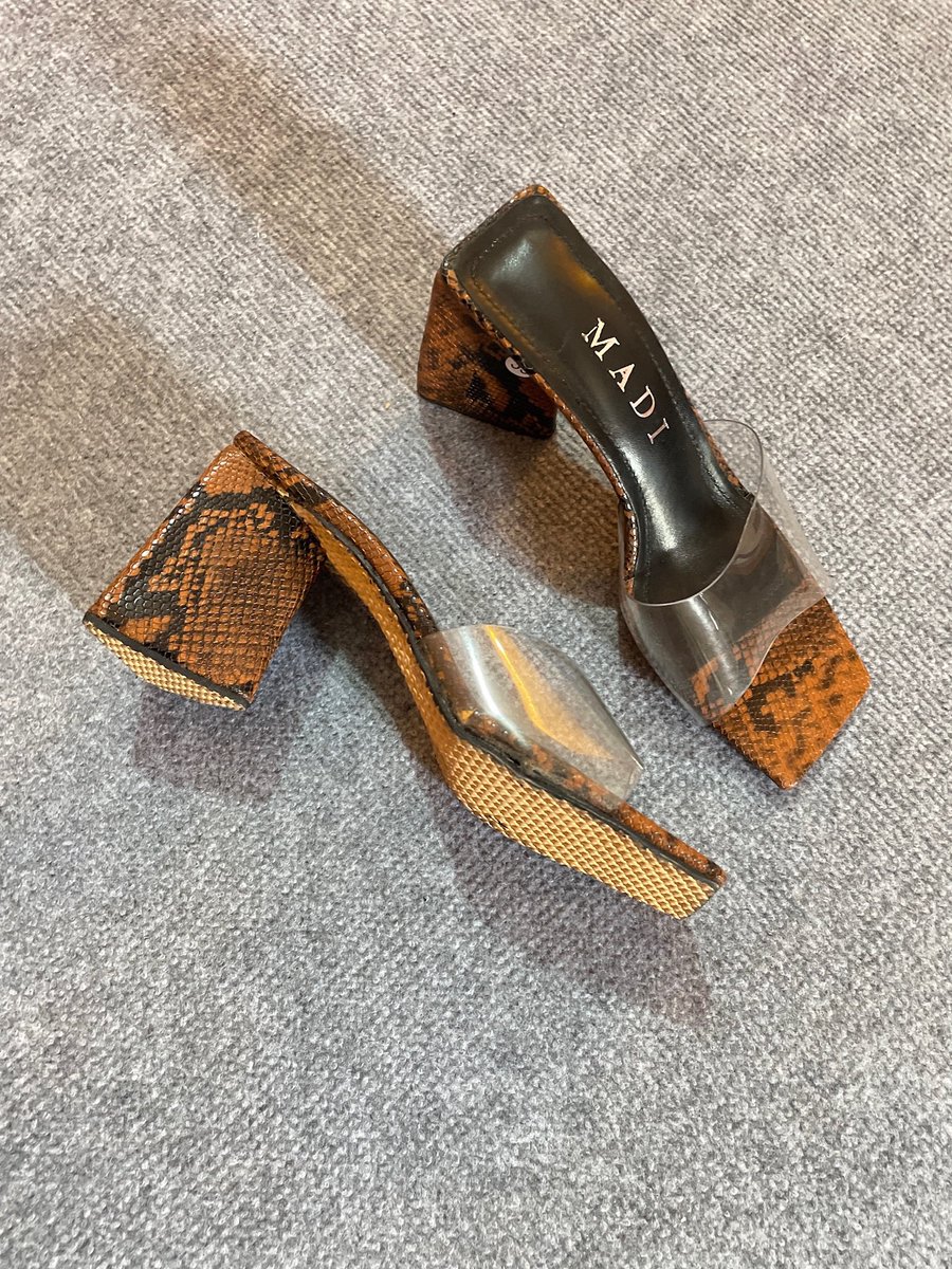 madidakar's tweet photo. Avez-vous la paire "Mami" dans votre dressing?
Non?
Commandez au plus vite la paire au 774582643
Pointure disponible de 36 à 43.
#kebetu #tl221
#madeinsenegal #shoeslover #senegalesebrands
#cuirveritable #leather #senegalphotography
#senegal #handmade #leathercraft
#shoesaddict https://t.co/MIQAzcBndZ