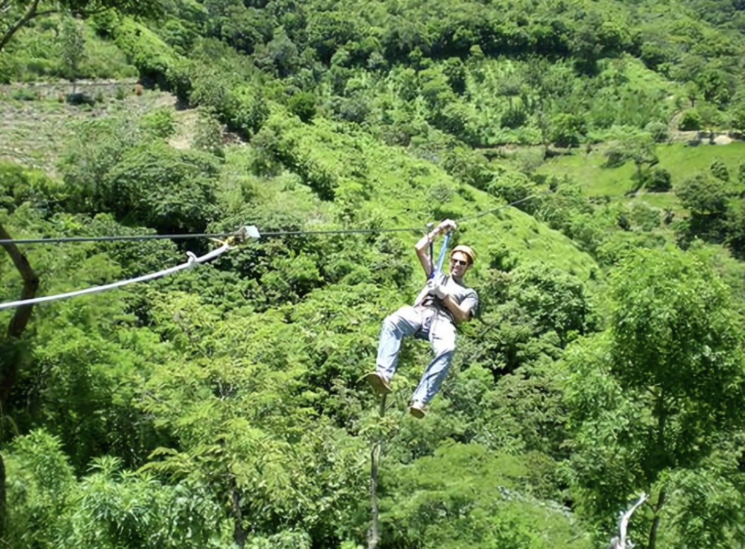 1/ If you're an adrenaline junkie looking for your next adventure, check out El Salvador. From mountain biking, zip-lining and volcano boarding, this country is made for thrill seekers. Join me as we explore some of the most exciting extreme sports El Salvador has to offer! 👇