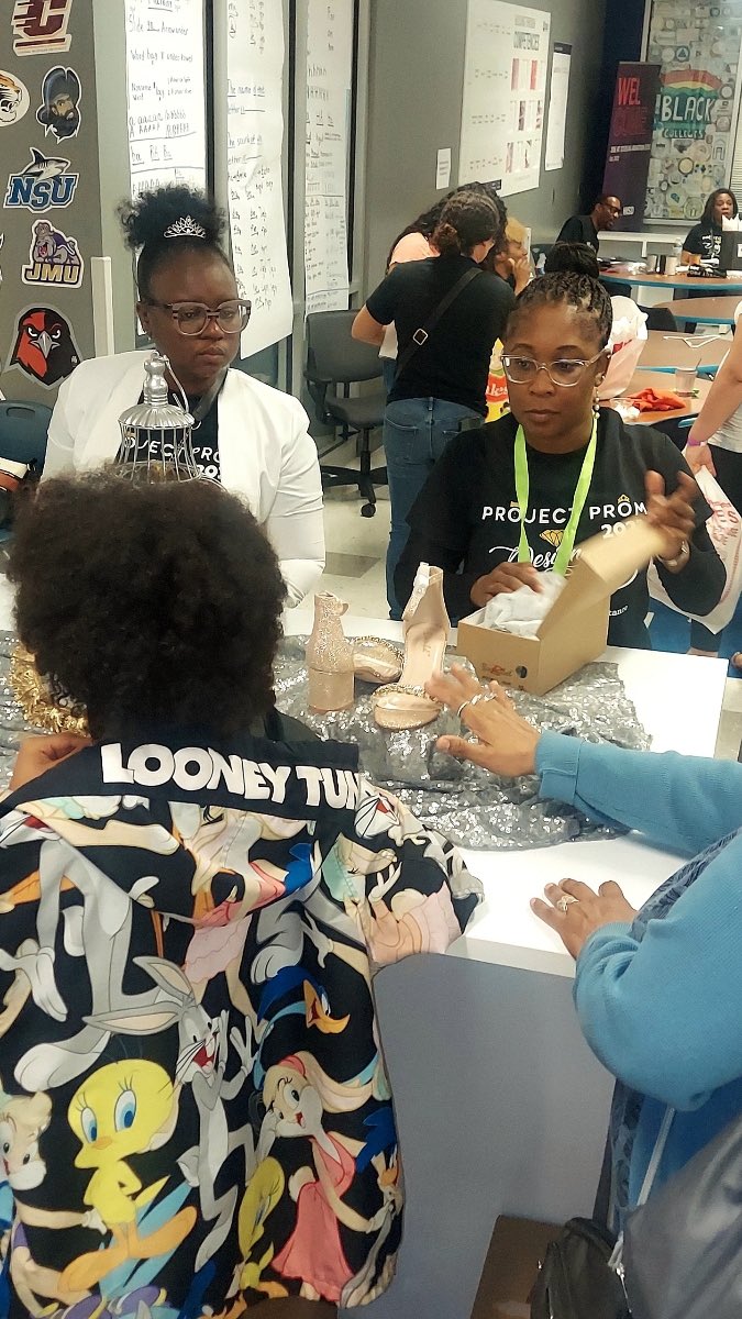 dst_HAC1913's tweet photo. Jewelry, ties, handbags, shoes, shawls/wraps and gift cards in the amount of $25 to Walgreens, Wal-Mart, CVS as well as to hair and nail salons were collected.
#DST1913 #DSTHAC1927 #LocalProjects https://t.co/SSx5cR4i1m