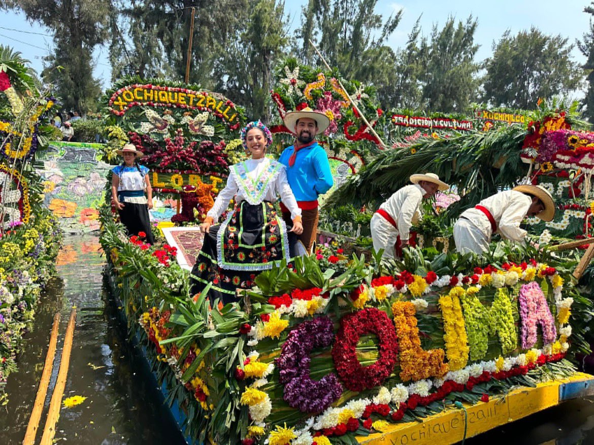 🔴Nuestra #Colima estuvo presente en Xochimilco, en la Ciudad de México, durante la Feria de La Flor Más Bella del Ejido. Las maravillas y bondades que ofrece nuestro estado fueron mostradas en una increíble trajinera creada por la agrupación Xochiquetzali. 🌸😍

Indira Vizcaino