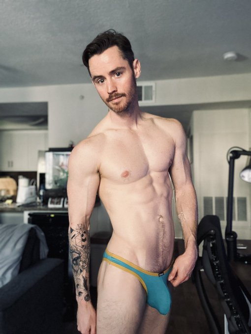 I&rsquo;m popping out of these. I can&rsquo;t be contained. 😜 https://t.co/gPsFLrxZ2e