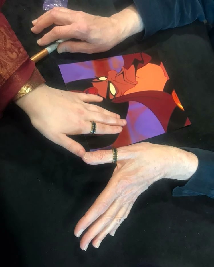 najanajaking's tweet photo. I have originally met Jonathan Freeman at the Liverpool Comic con!

Jonathan freeman is the original voice actor of Jafar 1997 and who played Jafar in Aladdin the Musical Broadway!

We have matching rings!

#Aladdin #Jafar #AladdinTheMusical #VoiceActor

Absolutely love him 😭😭 https://t.co/n6QJZc5uZm