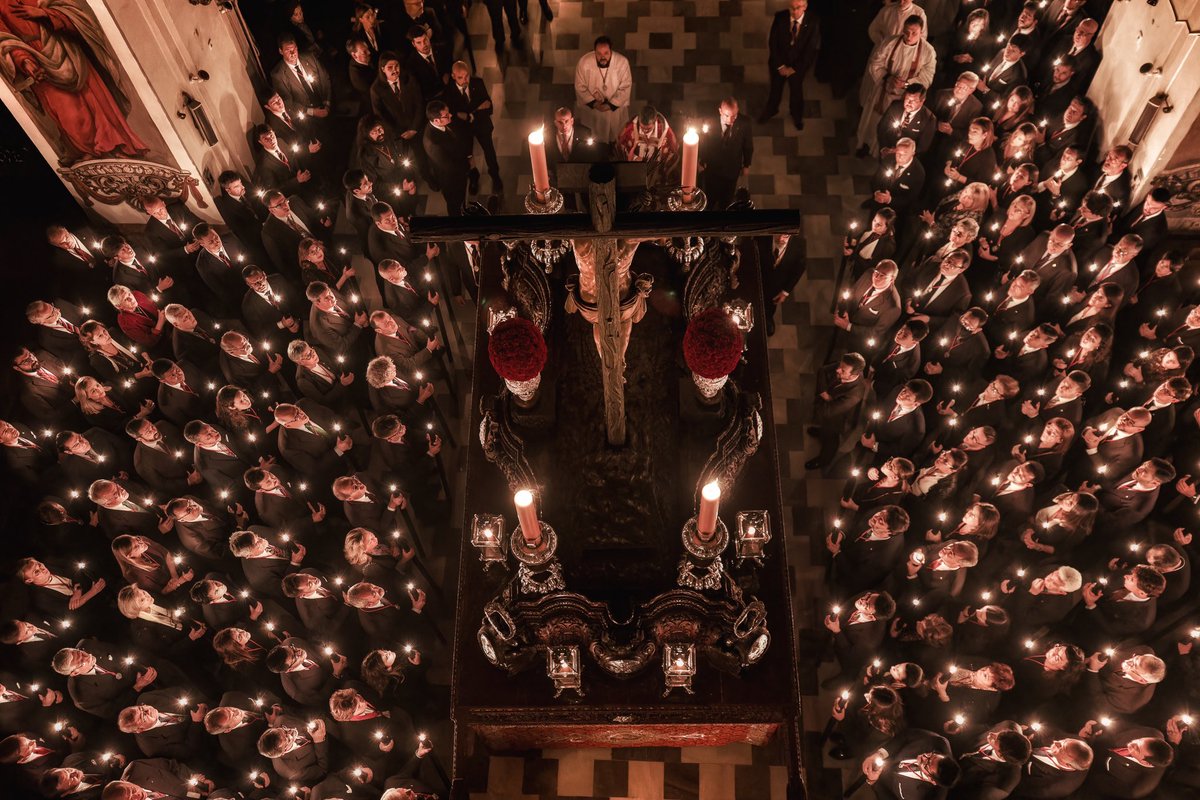 ManuFerGomezFot's tweet photo. Subida al paso del Cristo del Calvario. 

“La Cruz parece decretar el fracaso de Jesús, pero en realidad, marca su victoria”
#SabadodePasion23 #SevillaHoy https://t.co/qq6pzTRzzo