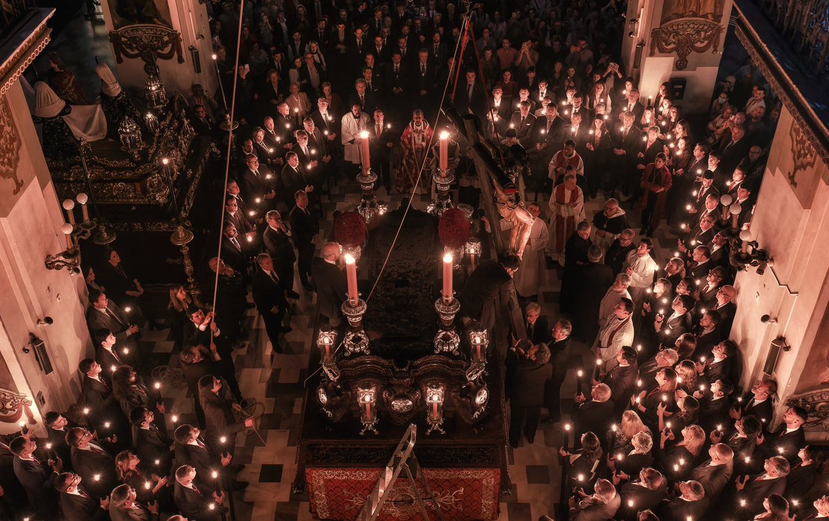 ManuFerGomezFot's tweet photo. Subida al paso del Cristo del Calvario. 

“La Cruz parece decretar el fracaso de Jesús, pero en realidad, marca su victoria”
#SabadodePasion23 #SevillaHoy https://t.co/qq6pzTRzzo