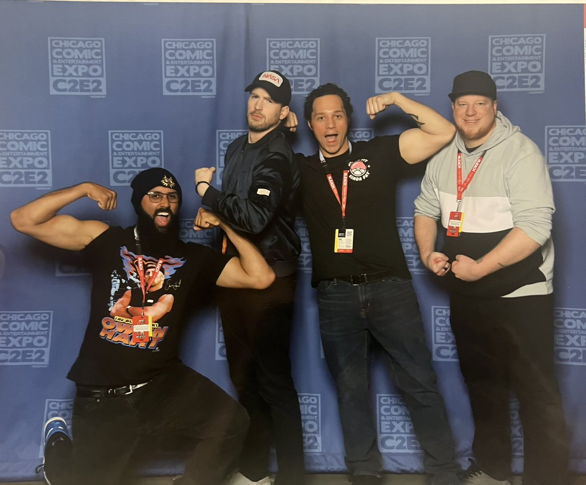 Phenominal90210's tweet photo. Just met @ChrisEvans and life is feeling real smoooth 🙌🏽 @c2e2 #C2E2 https://t.co/kMf4rABpis