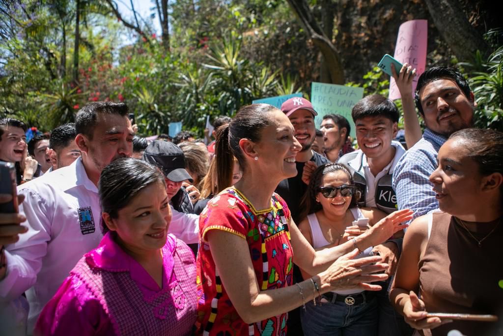 Claudiashein's tweet photo. Si no conocemos la historia, nuestros principios y nuestras causas, podemos regresar al pasado de corrupción y privilegios. Para seguir haciendo historia un paso más por la transformación. Gracias a Morelos. https://t.co/LYVm3JHDTt