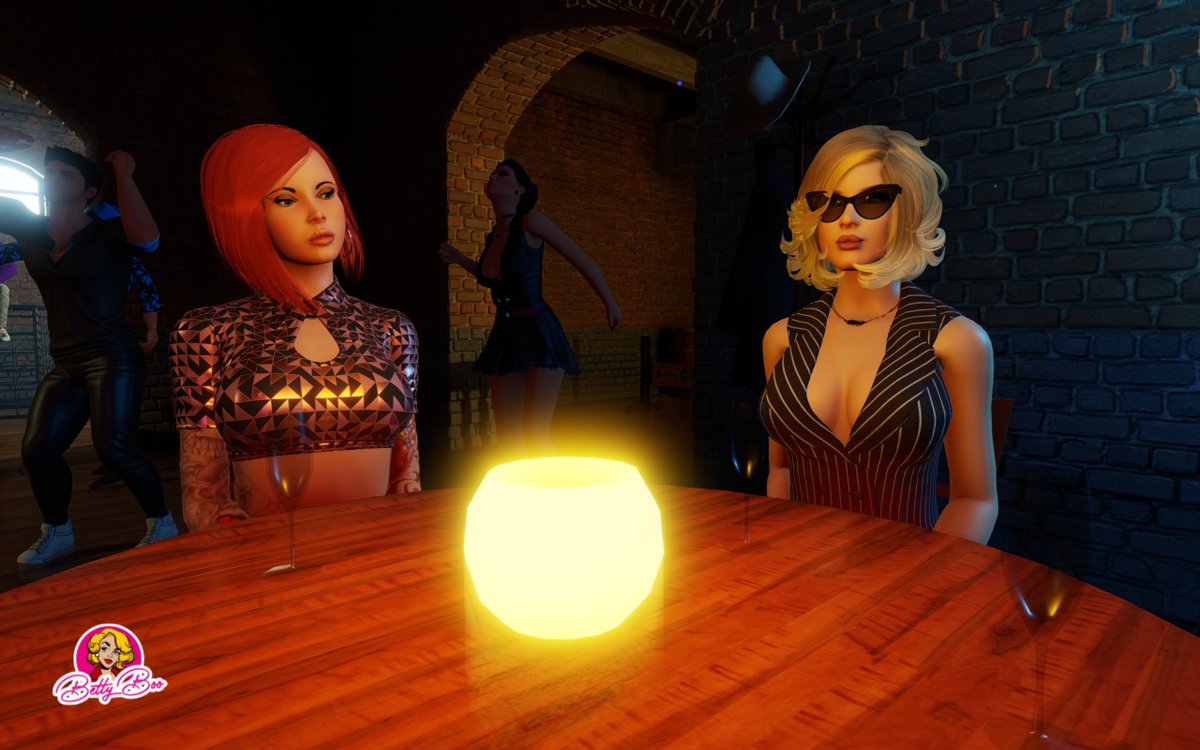 BettyBooPhotos's tweet image. A new model! @Lizzy3DX  joining me for a pre shoot chat 🫦