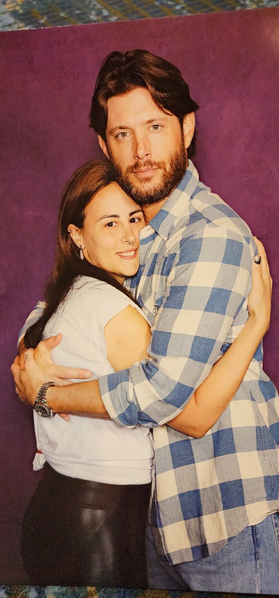 I had a fake cigarette to poke fun at #cigarettegate #creation refused. Took it from me. So I got a hug and @JensenAckles said 'we we don't want to break the internet' when I explained they wouldn't let me do it 🙃🖕🖕🖕🖕🖕🖕