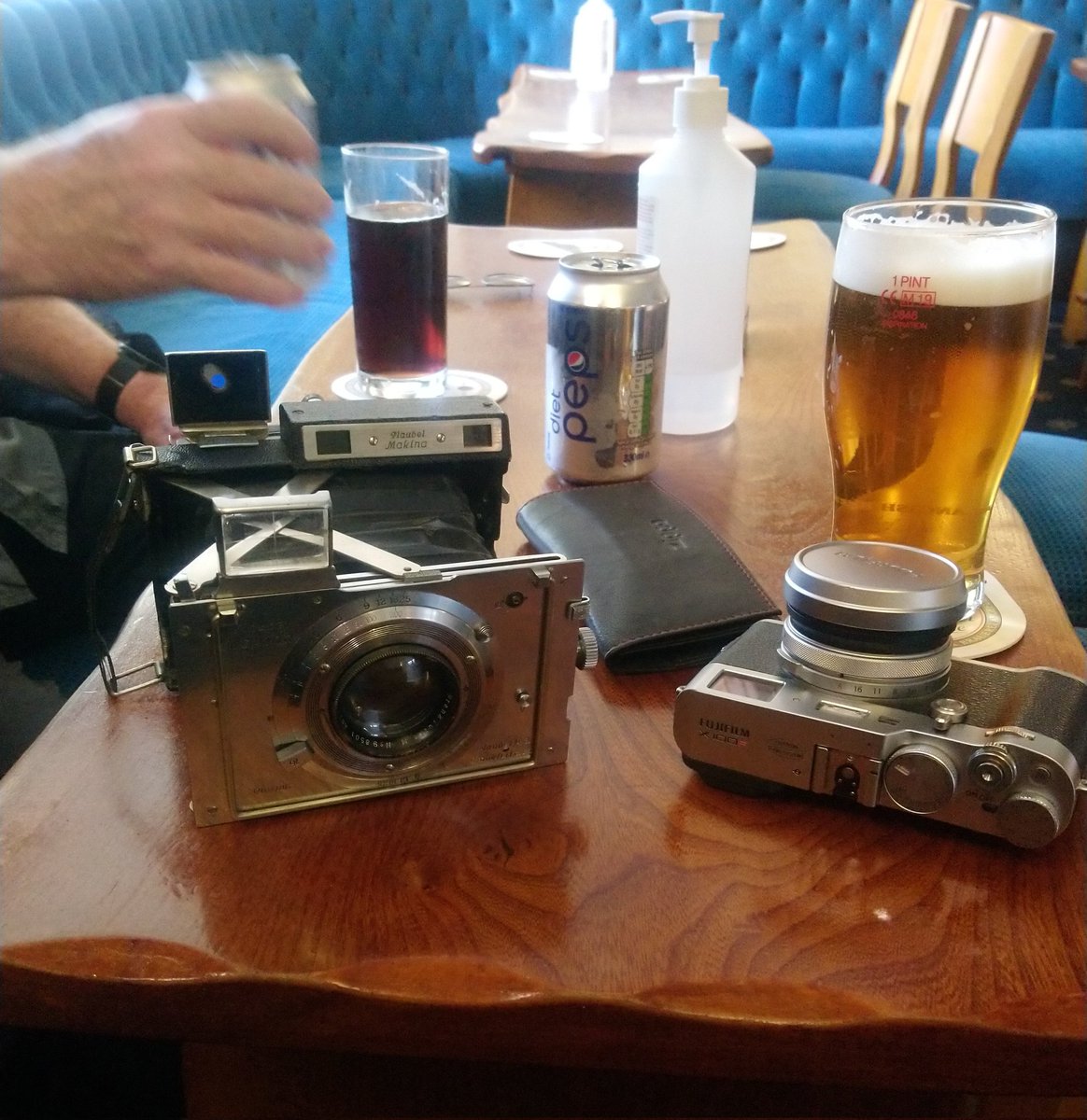 OK - I can jump on this bandwagon - 1930s Plaubel Makina II #drinksandcameras
