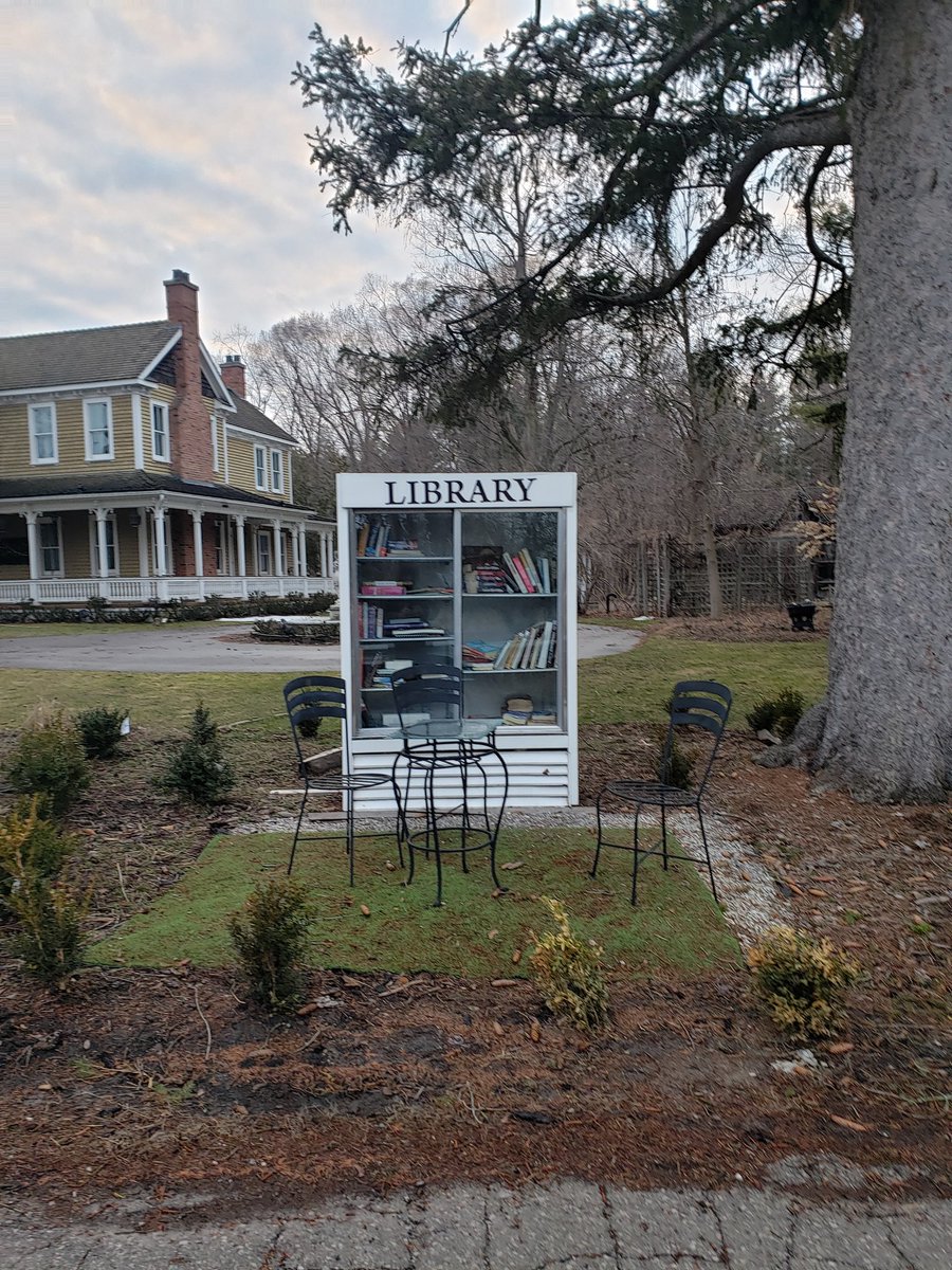 DhillonHariGTA's tweet photo. Someone in our neighborhood repurposed a used store freezer into a neighborhood library. What a wonderful idea to make our communities richer and shared!
#MicroLibrary #mississauga #peel https://t.co/1rCWJNEsnR
