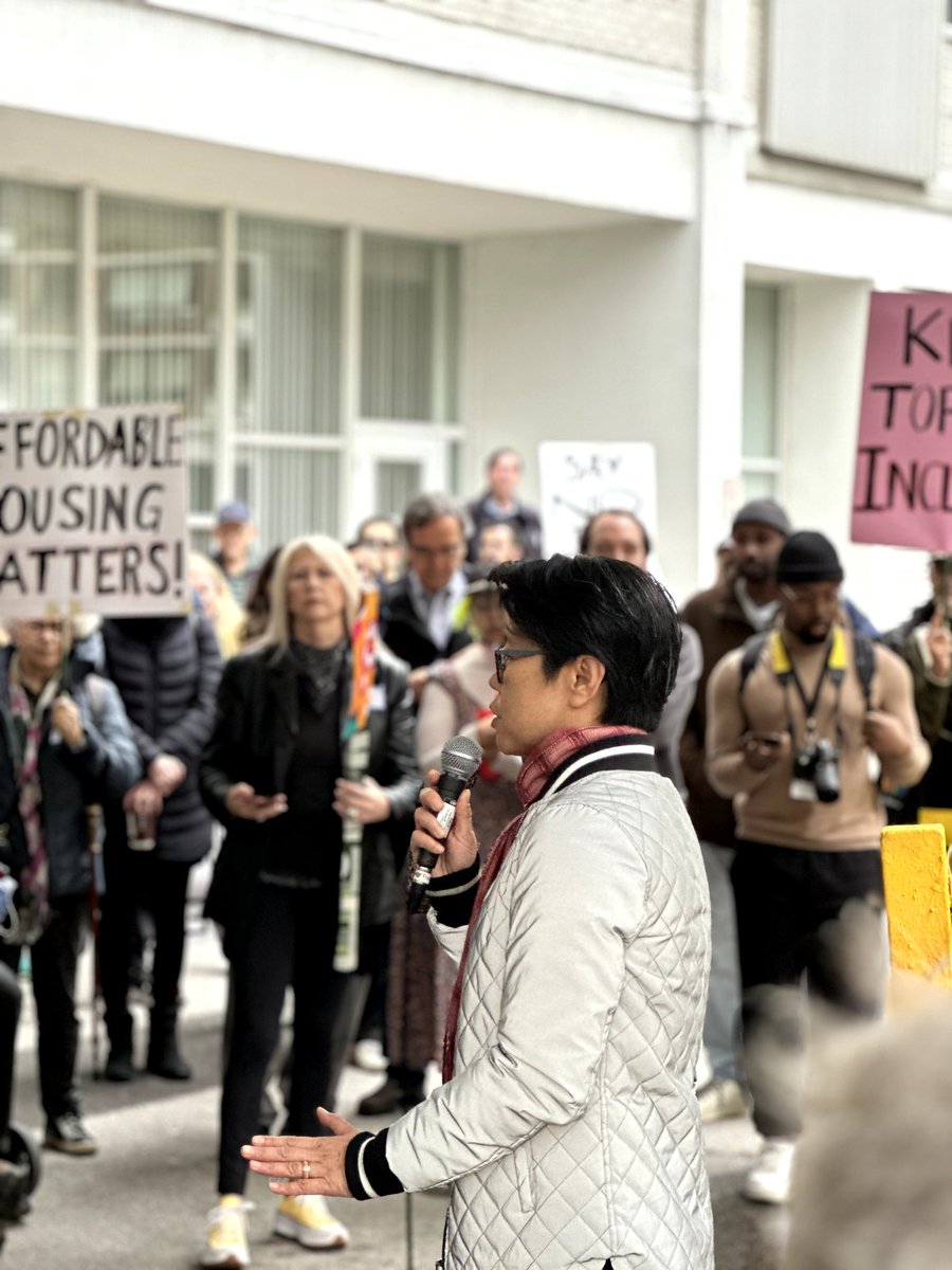 kristynwongtam's tweet photo. Today I joined 25 St. Mary St tenants in sending a message to Ford Conservatives. Toronto is in a housing crisis with 3441 more apartment units at the risk of demoviction. We need a Premier who protects affordable housing &amp; tenant rights!
#RepealBill
#HousingIsAHumanRight
#OnPoli https://t.co/JQJ8uNwAYG