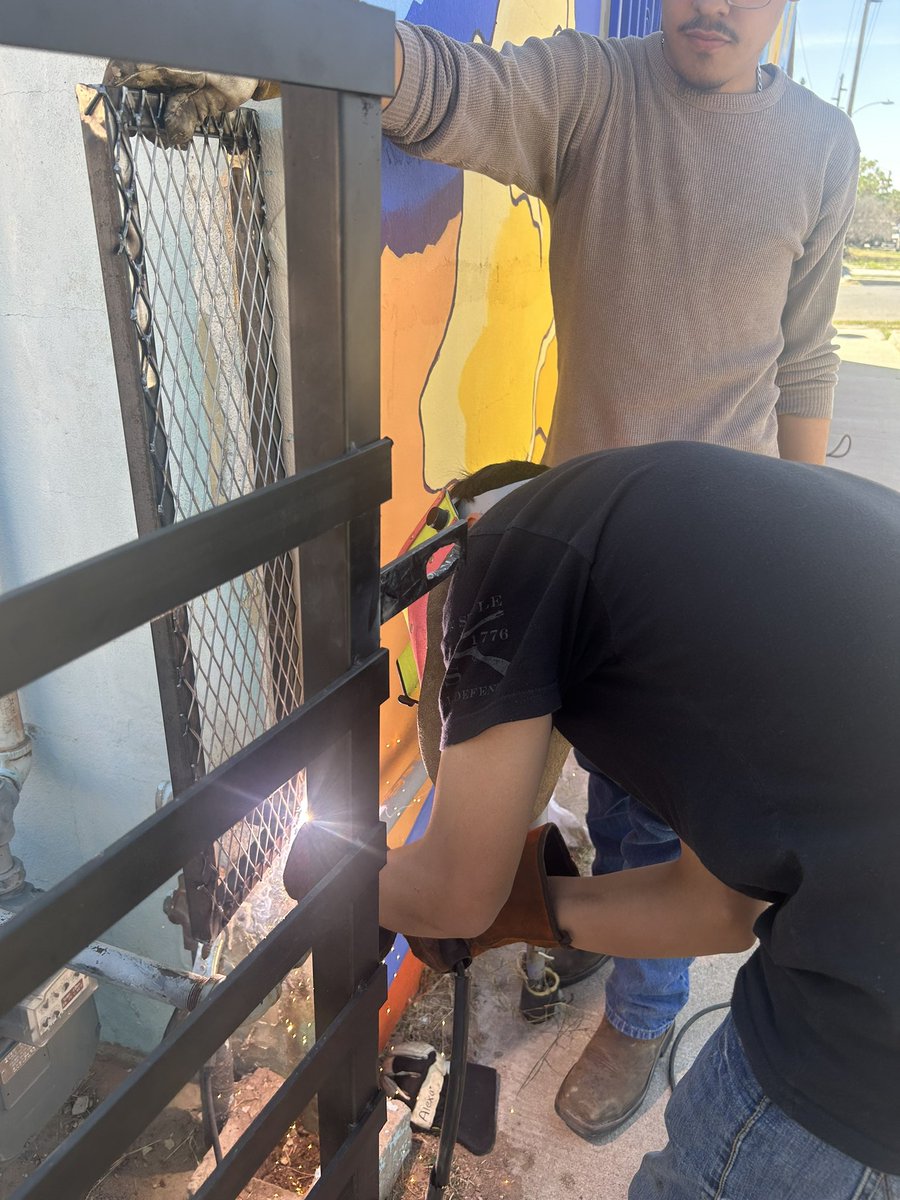 AHS Welders finishing off a project for the City of El Paso, #LoveYourBlock initiative, this beautiful Saturday afternoon. 👩🏻‍🏭👨🏼‍🏭