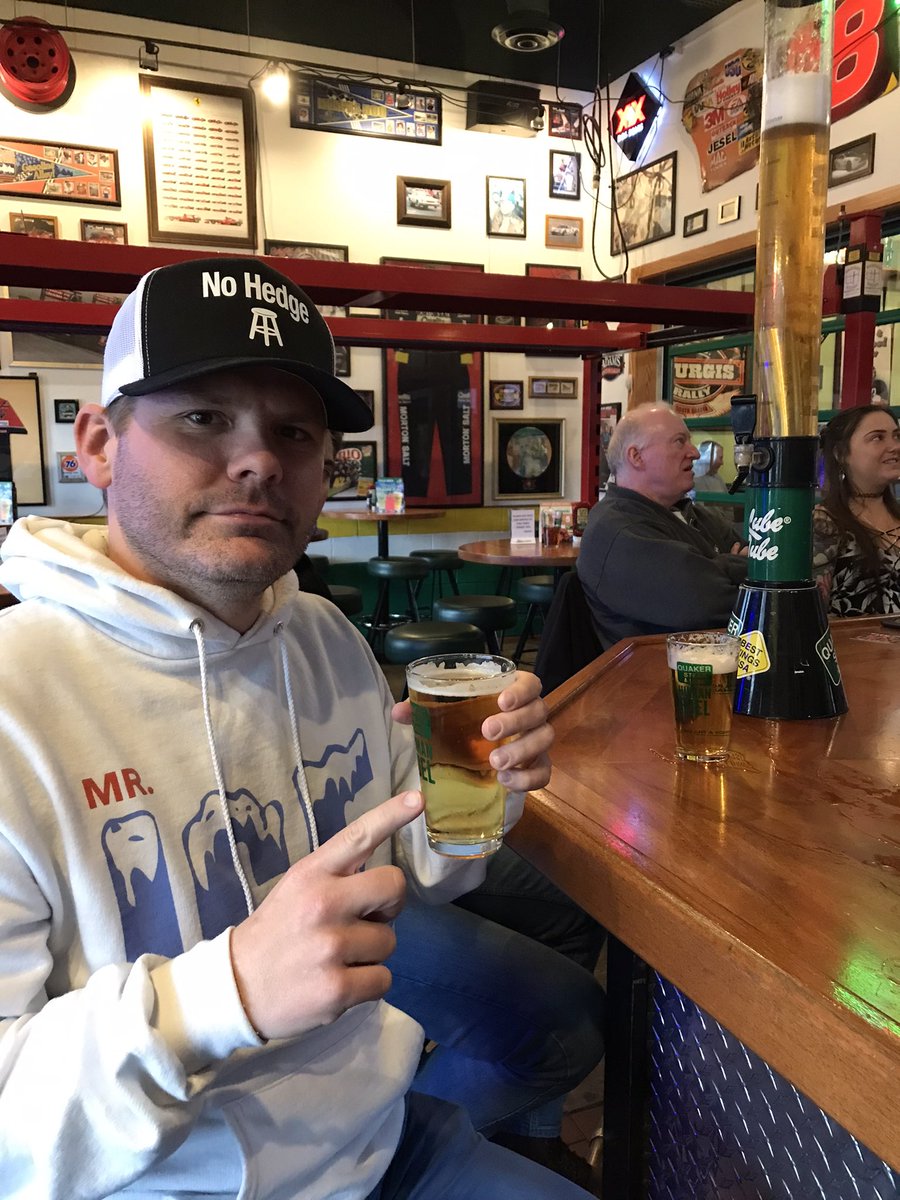 Been a while since I’ve been this fired up for a GIGANTIC hockey game <a href="/elio82/">elio imbornone</a> @firetower01 #gigantic #ice