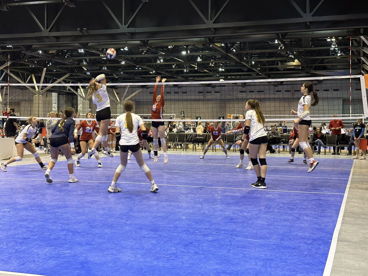 3-0 on day # 2! Way to go 15-Elite!! 💪🏼🎉💙🏐💛