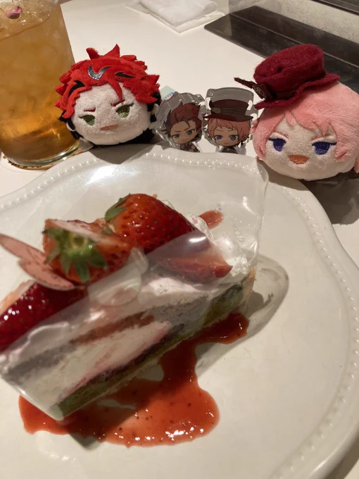 昨日食べたケーキがピンクで赤でくすみ緑でめちゃくちゃくろしゅの概念だった…ころっとちゃんともちちゃんはもごさん家の子です 