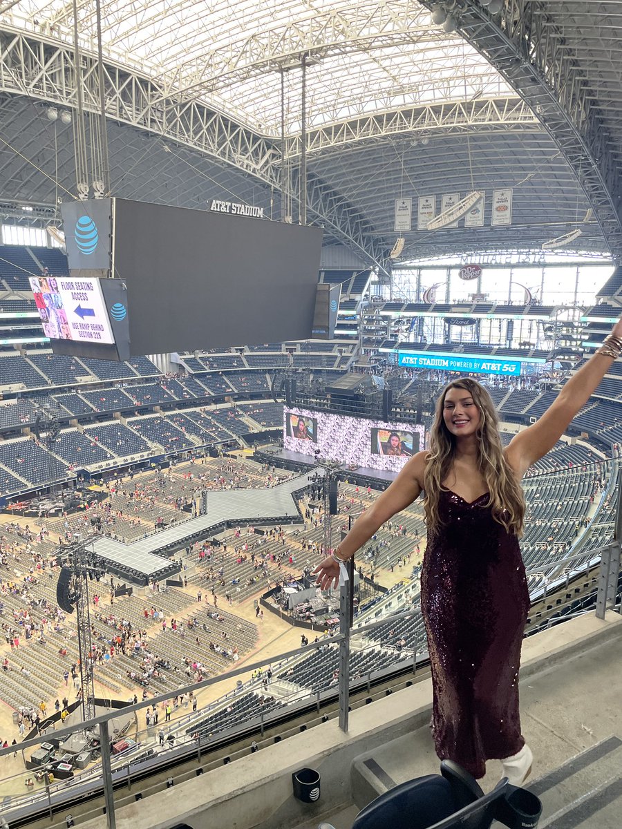 marloweisme's tweet photo. about to have the best night of my life 💃🏼🍷💗✨ @taylorswift13 @taylornation13 https://t.co/qHWW4yRz5j