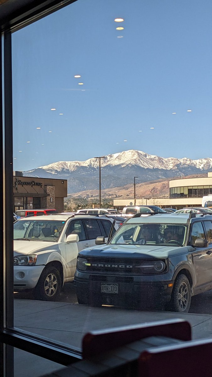 moyocoyotzin777's tweet image. My view from the gym 🏋🏽‍♀️💪🏽 this morning, followed by my favorite reward for busting my ass in said gym. Lunch, dog walks and a little adventure with My Love. Finally my fourth libro 📚 for 2023. #educatedchicana #diosafit #idoitforme