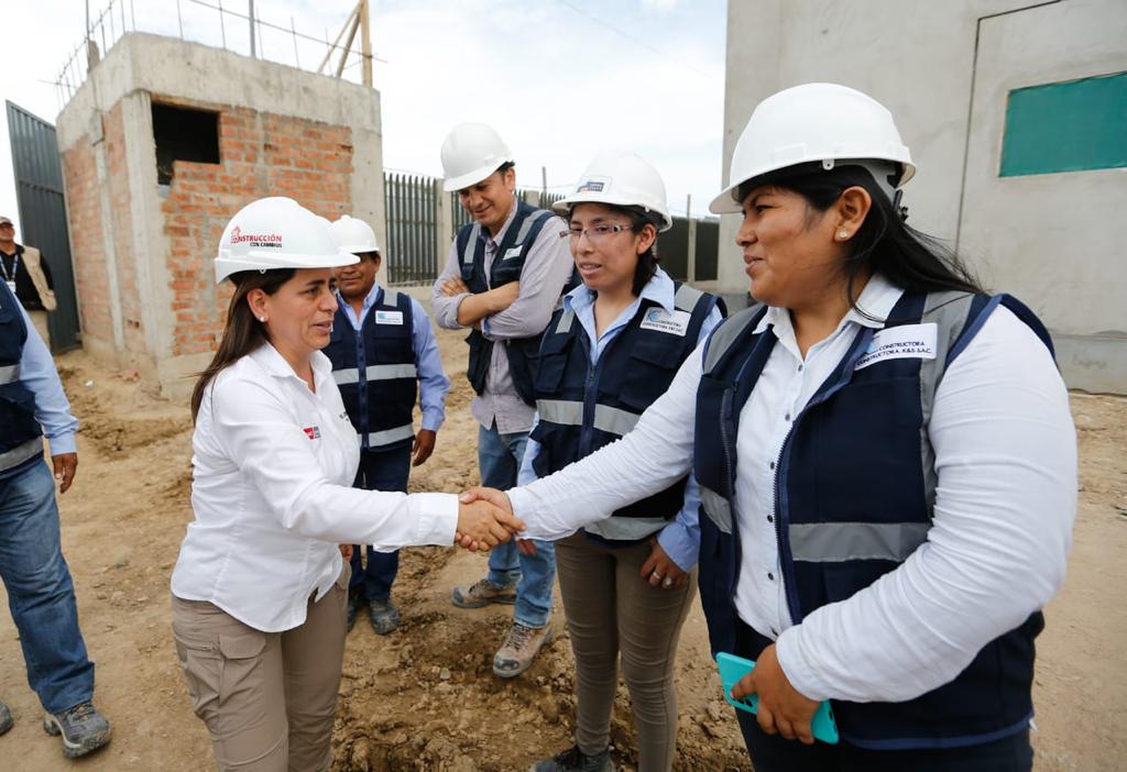 Minsa_Peru's tweet photo. #MinsaInforma | Como parte de las acciones de gestión en la región #Lambayeque, la ministra Rosa Gutiérrez supervisó la construcción del centro de salud de #Reque y solicitó que se avance en la infraestructura hospitalaria del país sin demoras ni entrampamientos. https://t.co/jjxx4brjg8