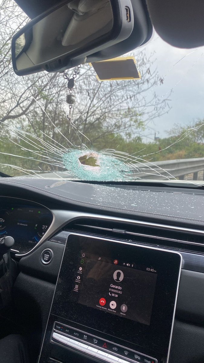 gera_palacio's tweet photo. Al tiro raza están aventando piedras en morones a la altura del pabellón M @TraficoenMty @SSPCMonterrey https://t.co/7SS40d81wc